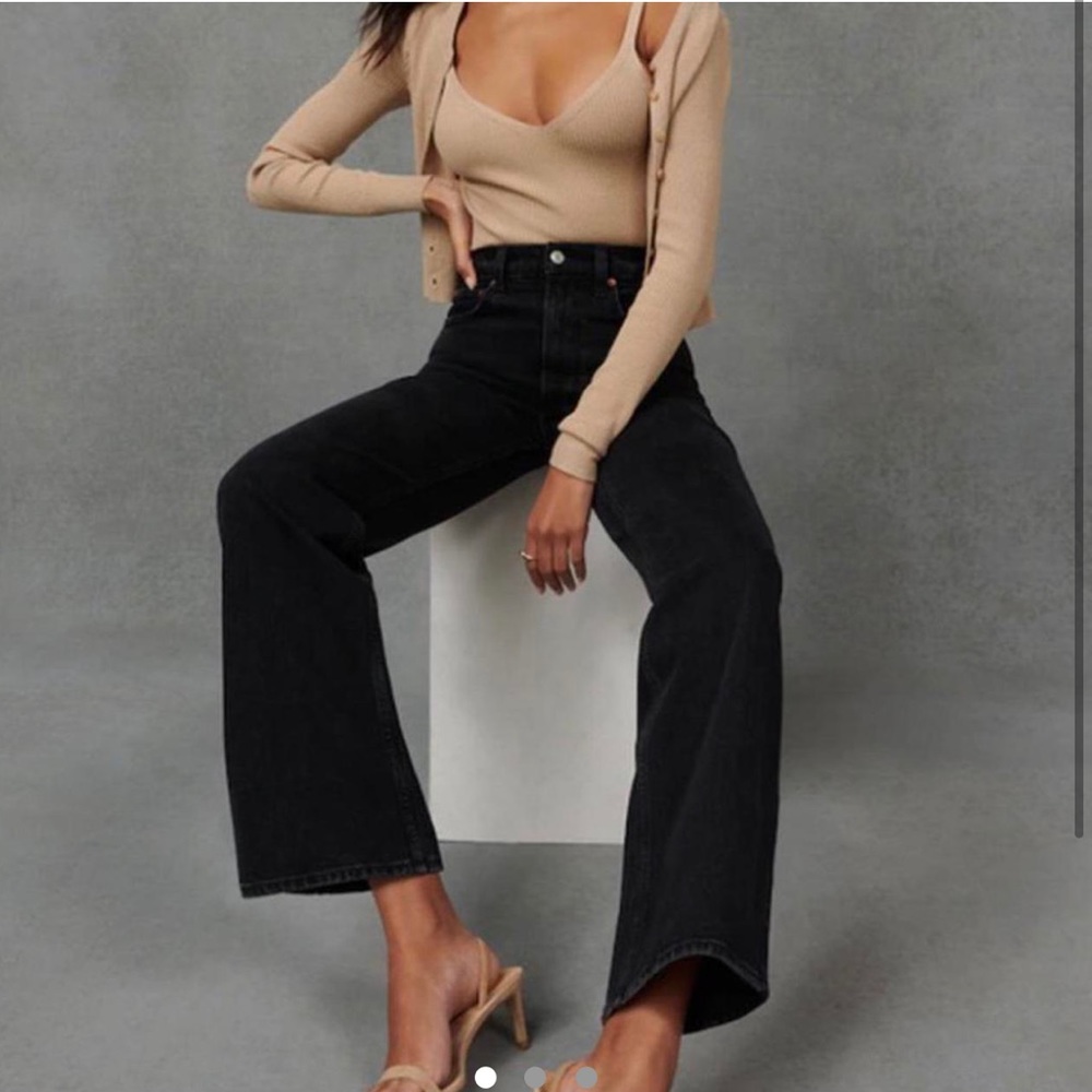 Abercrombie 90s relaxed jean ultra high rise.